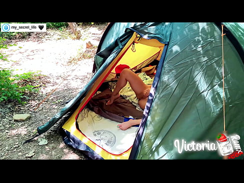 ❤️ Op kamera verfilm Passievolle ruk vreemdeling in 'n tent ❤ Superseks by ons