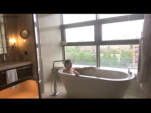 ❤️ Geweldige babe wat passievol haar poesie in die badkamer afruk ❤ Superseks by ons