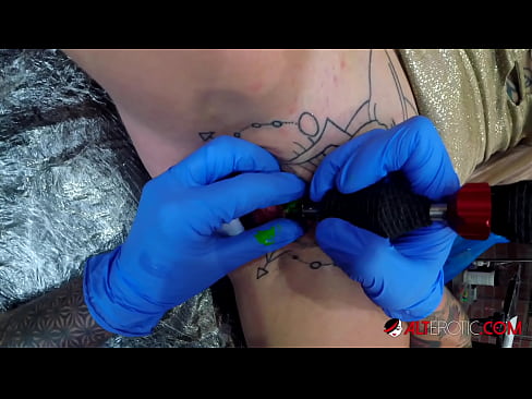 ❤️ Uiters getatoeëerde hottie Sully Savage het 'n tatoeëermerk op haar klitoris gekry ❤ Superseks by ons