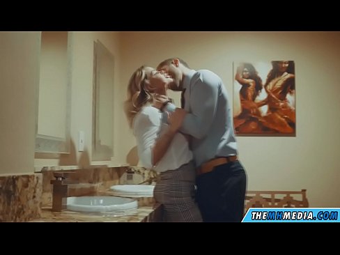 ❤️ Wanneer 'n rondborstige blondine jou in 'n openbare toilet verlei ❤ Superseks by ons